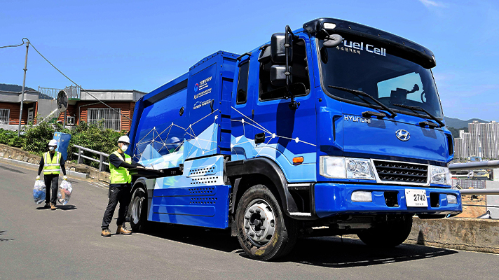 수소청소트럭으로 쓰레기를 운반하고 있는 환경미화원들