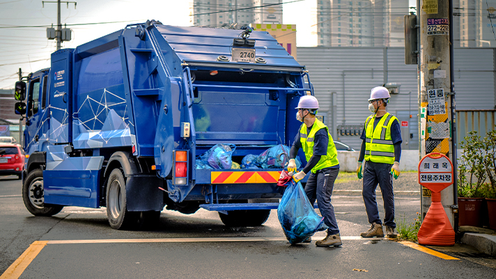수소청소트럭을 통해 쾌적하게 작업하는 환경미화원들