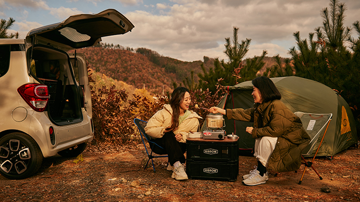 차박 캠핑을 즐기는 모녀의 모습