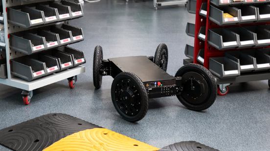 모베드가 좁은길을 빠져나가는 모습