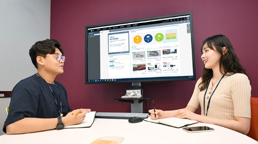 Two men and women from Hyundai Mobis are talking in the meeting room