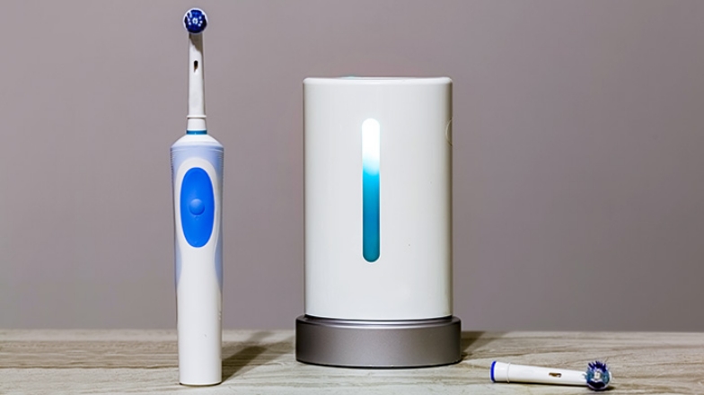 Electric toothbrush and ultraviolet toothbrush sterilizer