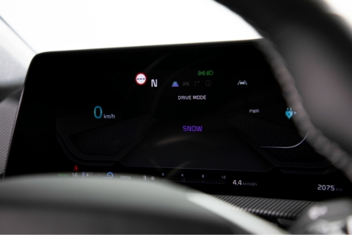 The instrument panel setting screen with the driving mode set to Snow