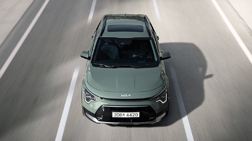 주행하는 신형 니로의 앞모습