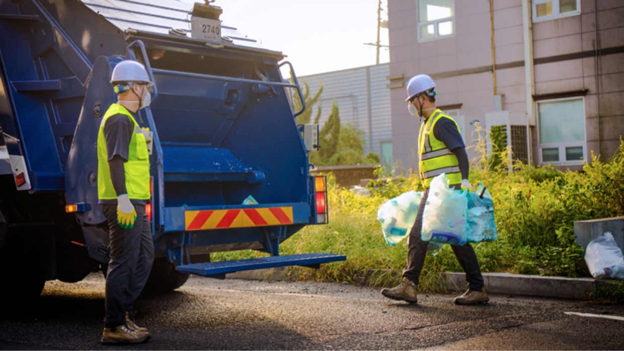 Sanitation engineer and hydrogen cleaning truck