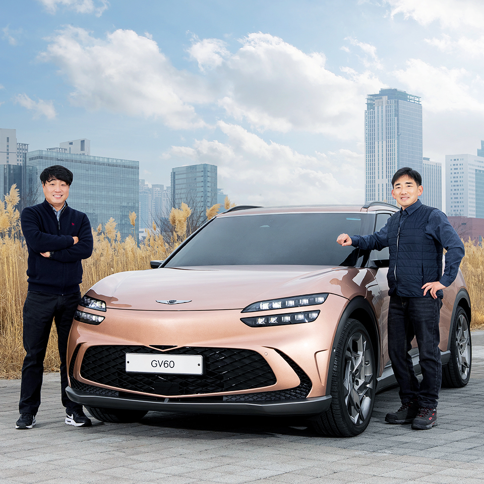 사운드디자인리서치랩 개발진들이 GV60와 함께 포즈를 취하고 있다