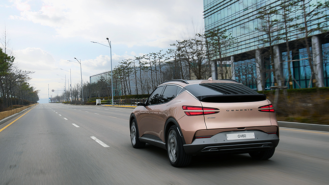 GV60가 도시의 도로를 주행하는 모습