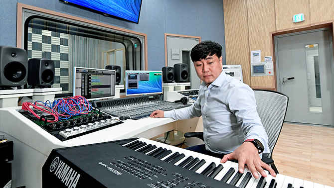 사운드디자인리서치랩의 연구실에서 사운드 작업을 하고 있는 윤태건 책임연구원