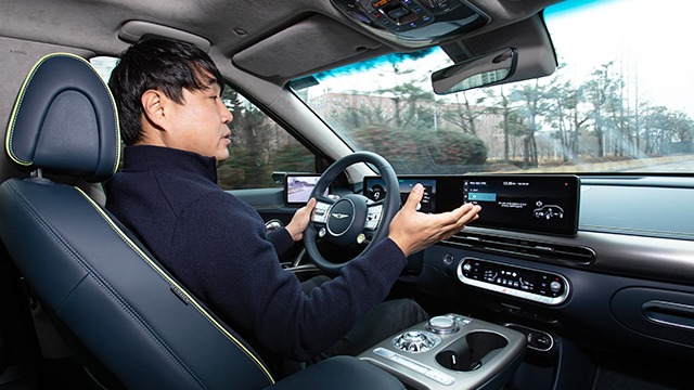 GV60을 직접 운전하며 전기차의 사운드 디자인에 대해 설명하고 있는 윤태건 책임연구원