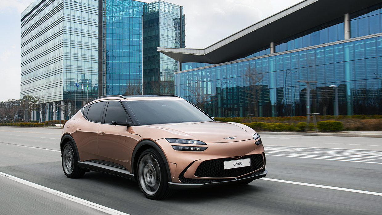 도시의 도로를 달리는 GV60