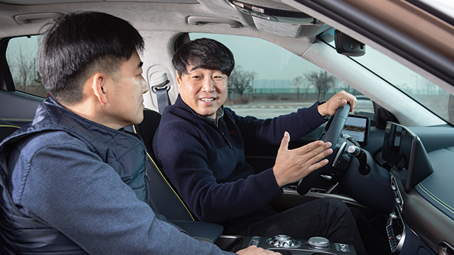 GV60 안에서 대화하고 있는 윤태건 책임연구원과 김기창 책임연구원