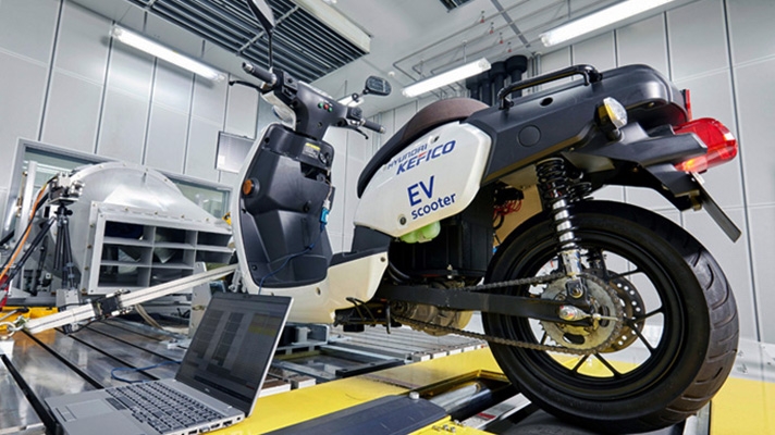 The performance test of an electric two-wheeled vehicle with Hyundai Kepico Mobilego system is underway
