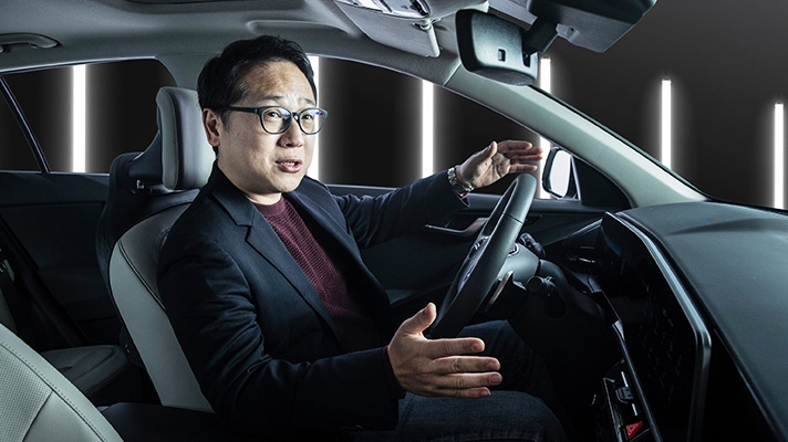 Kim Jonghyun, a senior researcher, is explaining the interior design in the driver's seat of Niro