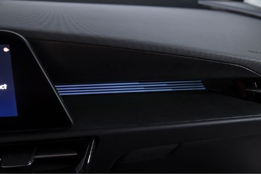 니로의 크래시 패드 아래쪽에 켜진 파란색 앰비언트 라이트의 모습