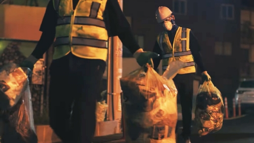 디어 마이 히어로 영상의 일부로, 환경미화원들이 모두가 잠든 새벽 시간에 쓰레기를 수거하고 있다