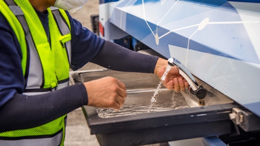 수소청소트럭에서 배출수가 나오는 모습