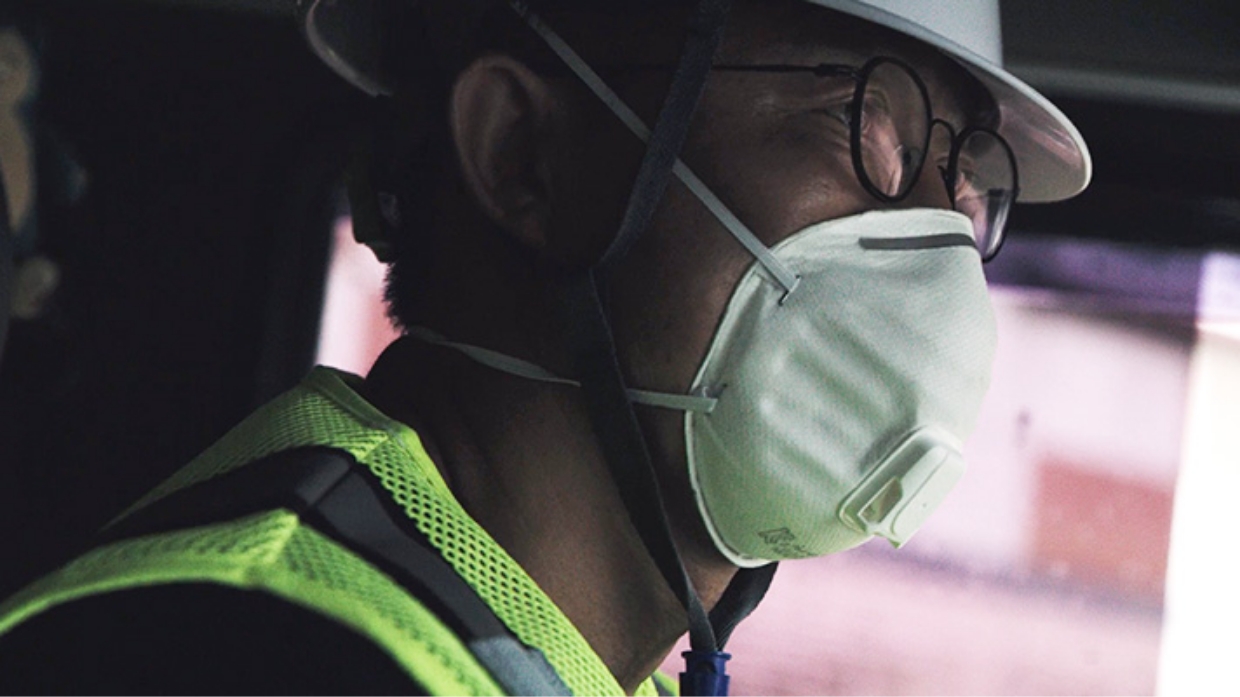 수소청소트럭을 운전하고 있는 환경미화원의 얼굴을 클로즈업한 화면