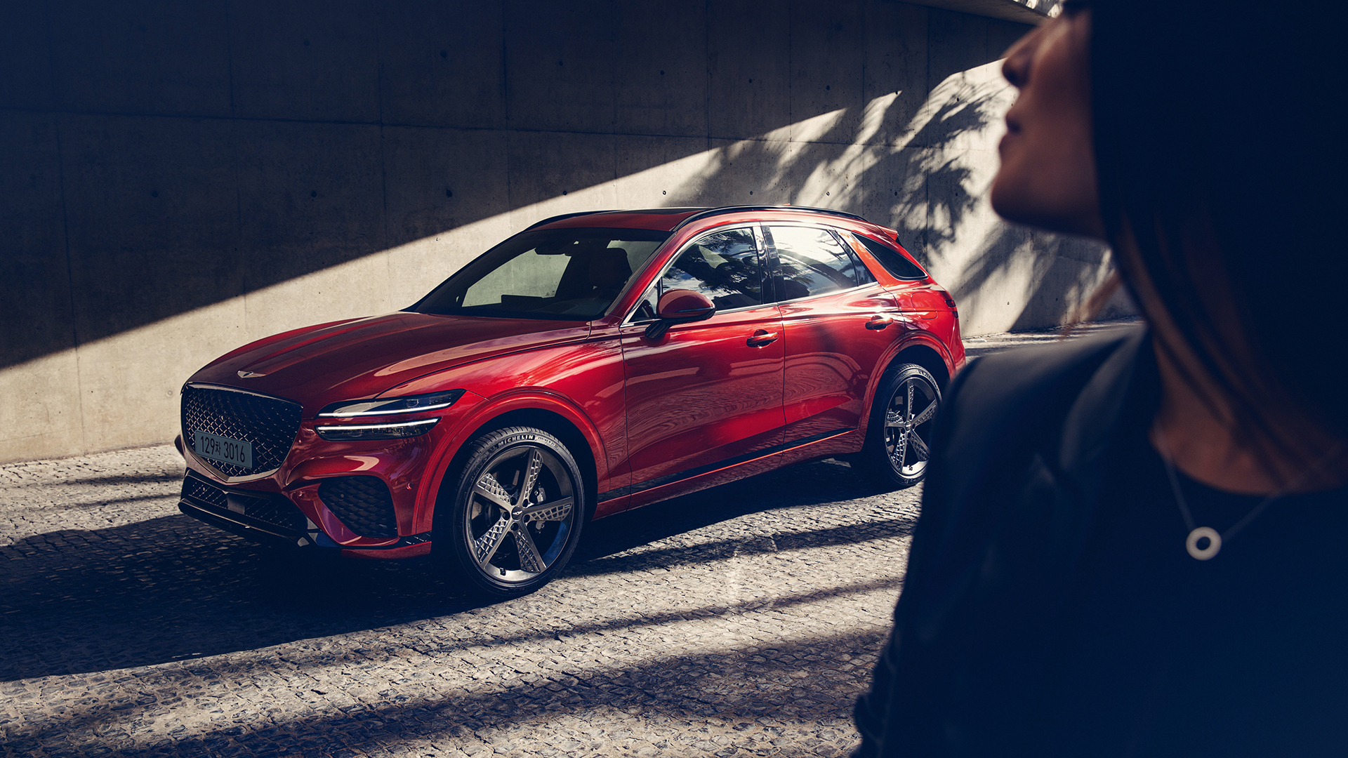 빨간색 GV70이 주차되어 있다