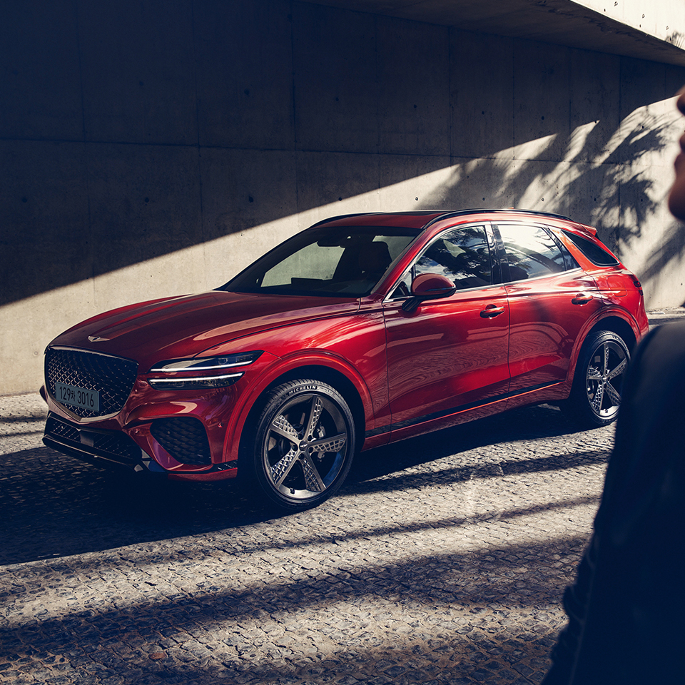 빨간색 GV70이 주차되어 있다