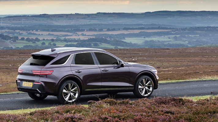 GV70이 교외 길에 정차해 있다