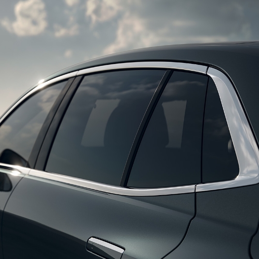 Side glass molding using aluminum material with excellent surface quality and excellent gloss