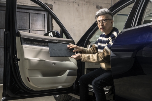 Taek-Sung Nam, Senior Researcher, explains eco-friendly interior materials by hand