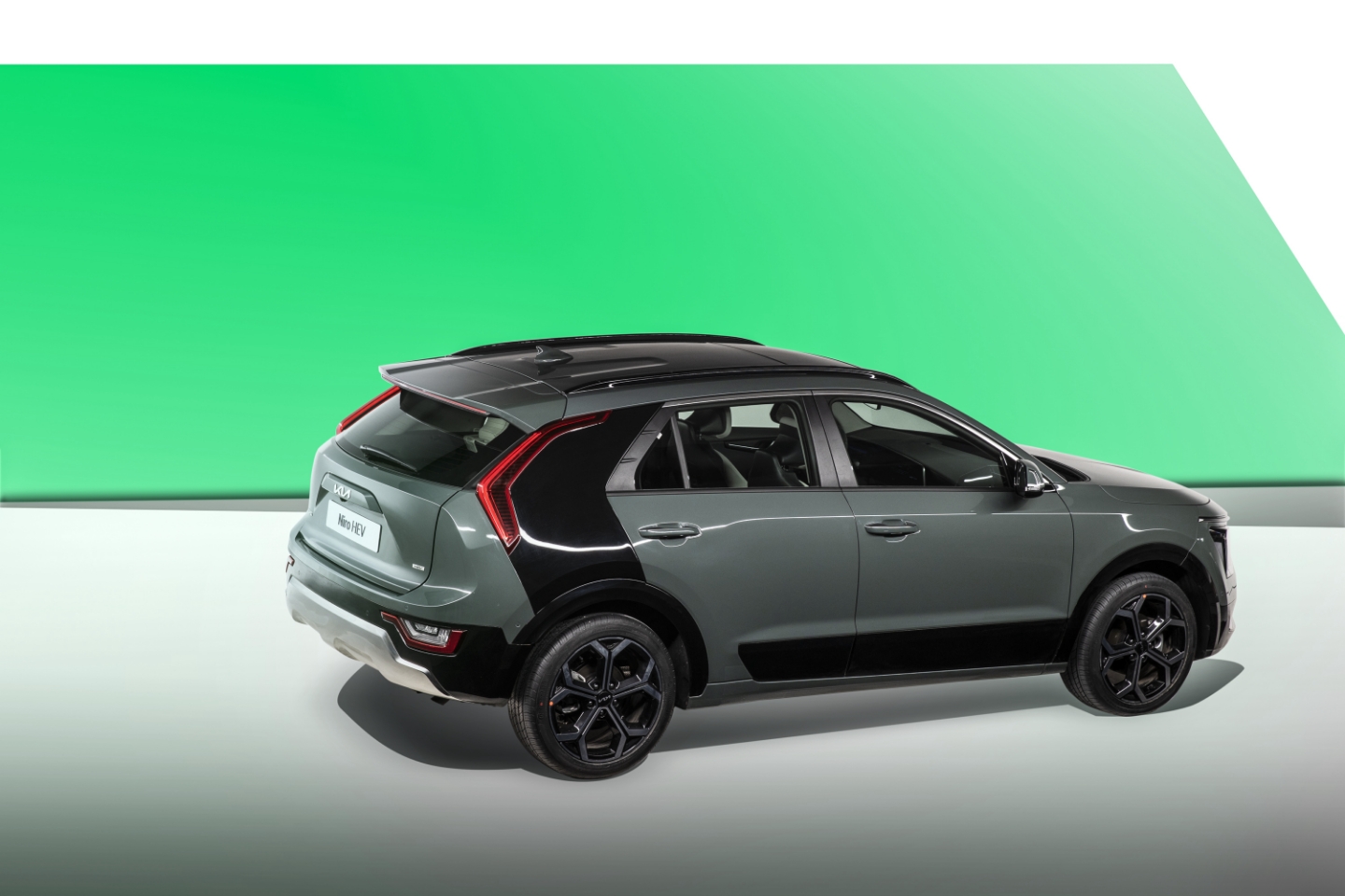 기아 신형 니로의 이색적인 C필러가 돋보이는 모습