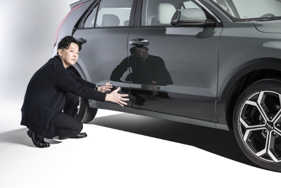 기아 신형 니로의 측면 하단부 클래딩을 설명하는 백환욱 책임연구원