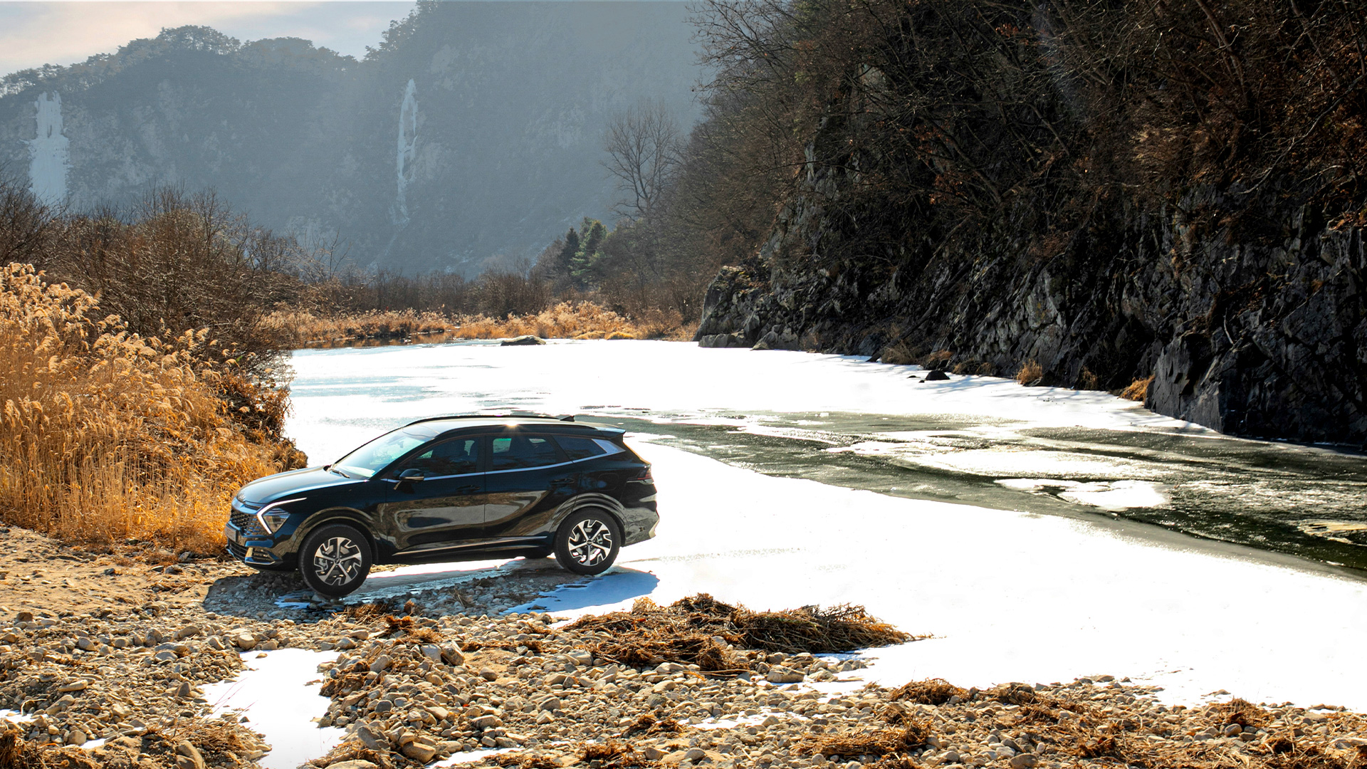 스포티지가 얼어 붙은 계곡 위에 오른 모습