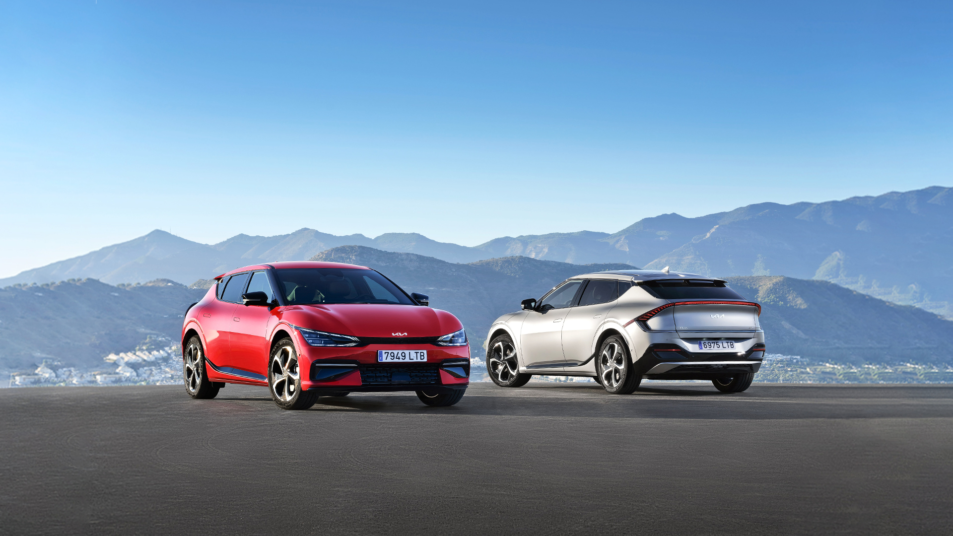 왼쪽에는 런웨이레드 색의 EV6가, 오른쪽에는 글래시어 색의 EV6가 서 있다