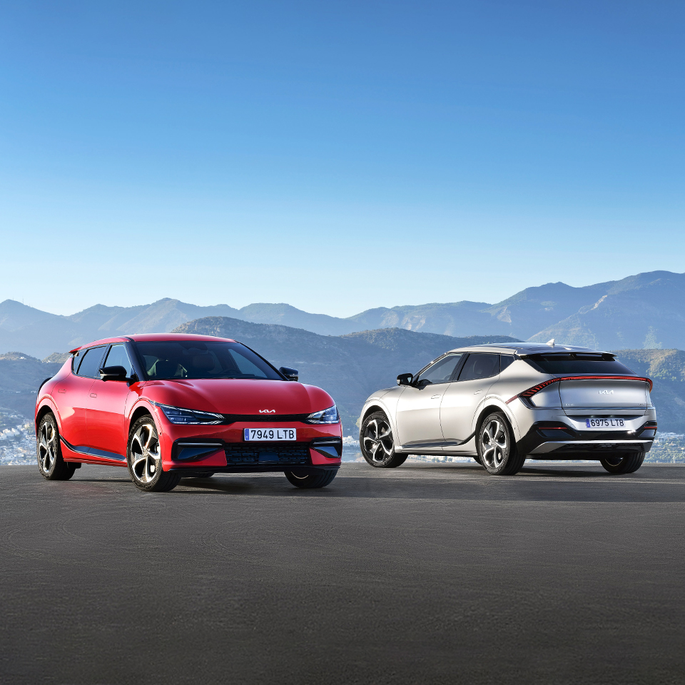 왼쪽에는 런웨이레드 색의 EV6가, 오른쪽에는 글래시어 색의 EV6가 서 있다