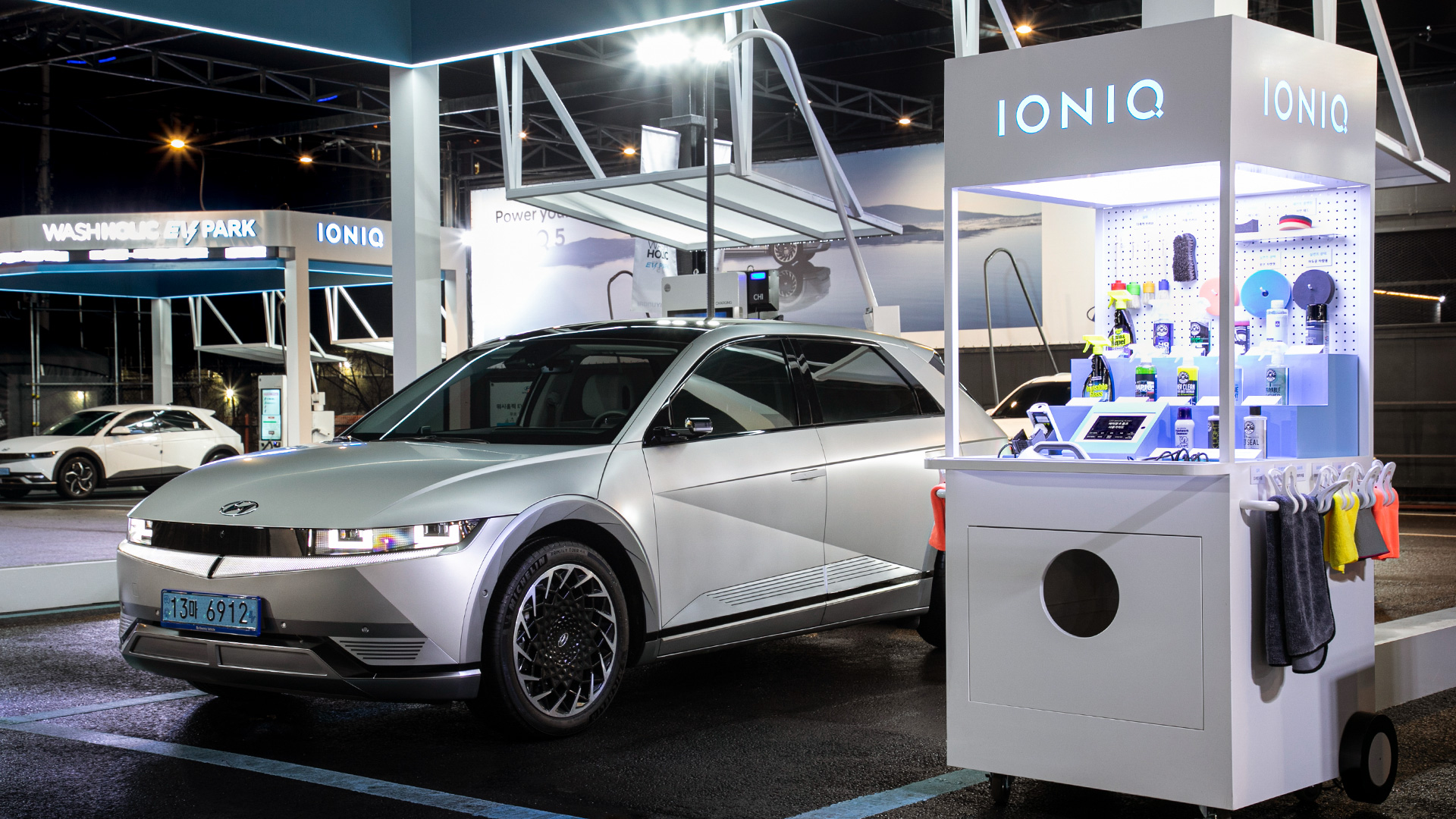 EV 파크에서 아이오닉 5가 충전 중인 모습