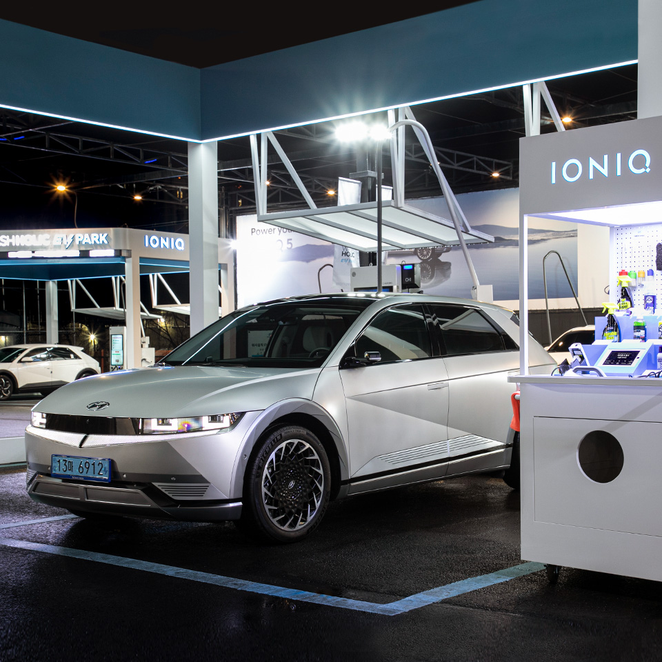 EV 파크에서 아이오닉 5가 충전 중인 모습