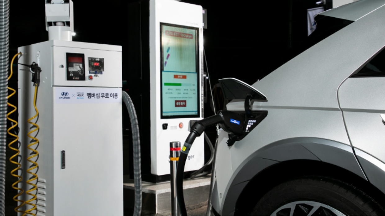 EV 파크에서 아이오닉 5가 충전 중인 모습