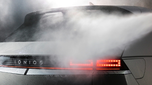 세차를 위해 아이오닉 5에 고압수를 뿌리고 있다