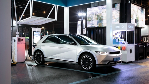 EV 파크 충전 시설에 아이오닉 5가 주차되어 있다