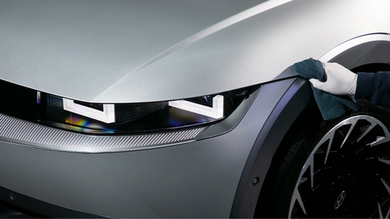 아이오닉 5의 외부를 타월로 닦고 있는 모습