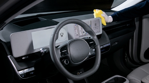 아이오닉 5의 실내를 타월로 닦고 있다