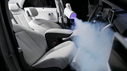 EV 파크에서 제공하는 연무형 소독기로 아이오닉 5의 실내를 소독하고 있다