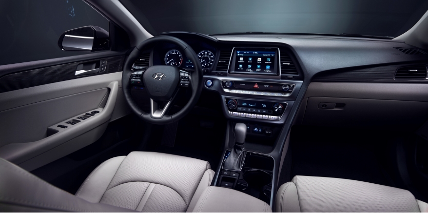 LF 쏘나타 뉴 라이즈의 운전석 모습