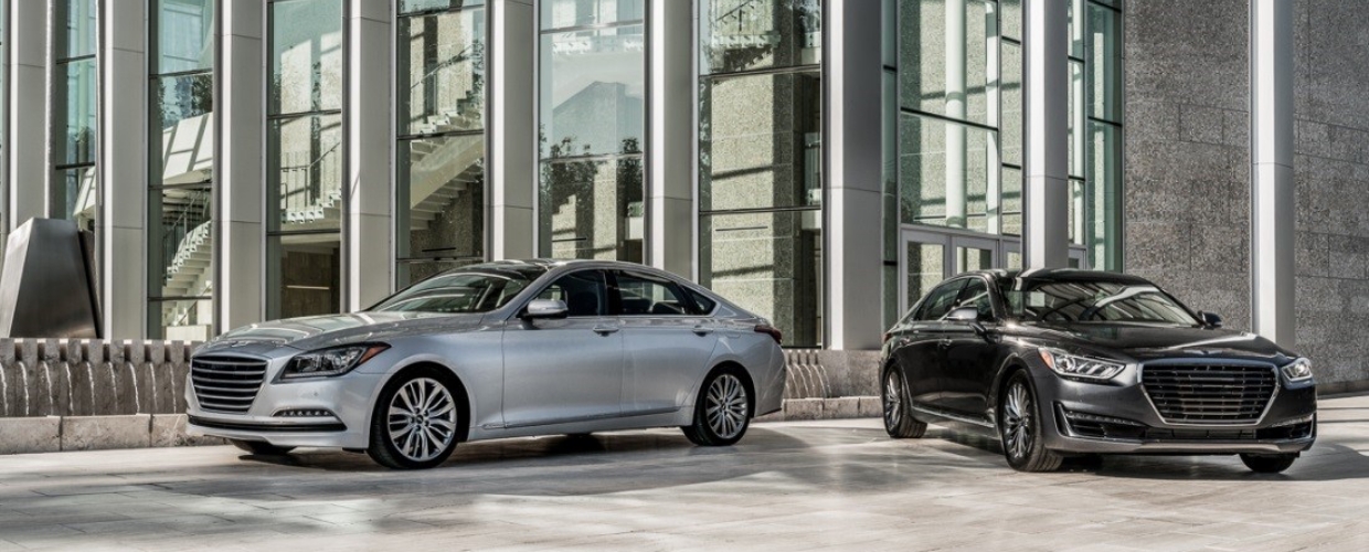 미국의 어느 건물을 배경으로 서 있는 2세대 제네시스 G80과 EQ900의 모습
