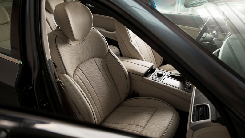 조수석 창문 쪽에서 바라본 2세대 제네시스 G80의 조수석 시트 모습