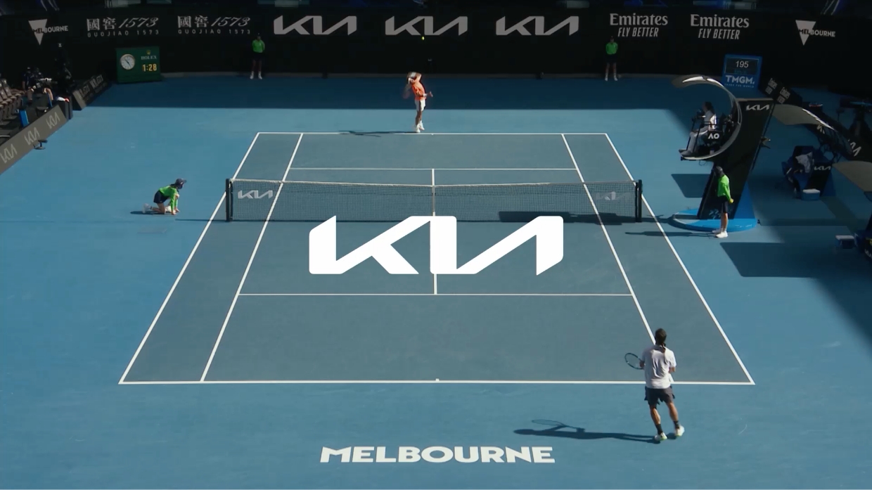 라파엘 나달 선수의 2022 호주오픈 경기 일부 장면. 사진의 정중앙에 기아 로고가 새겨져있다