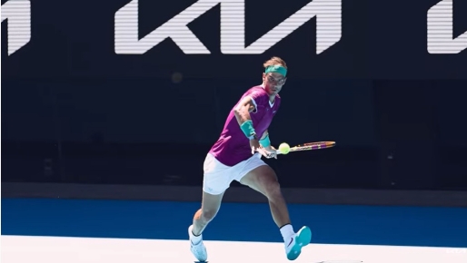 2022 호주오픈에 참가해 경기 중인 라파엘 나달 선수의 모습