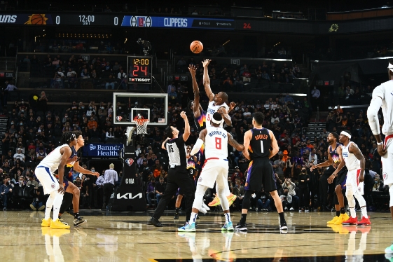 기아가 공식 후원 중인 NBA 리그의 경기가 한창이다