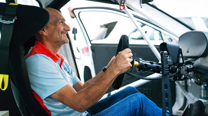 현대모터스포츠 소속 드라이버 가브리엘 타퀴니가 경주차에 앉아 미소를 짓고 있다