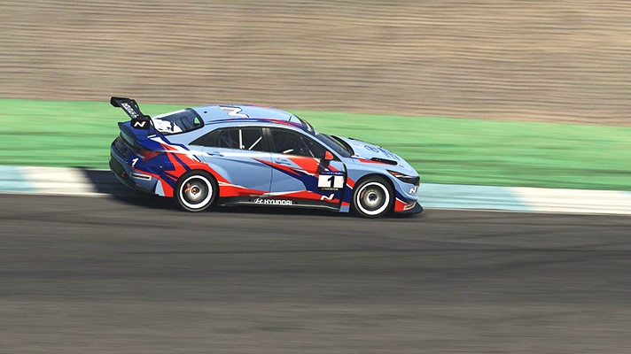 아이레이싱에서 구현된 아반떼 N TCR이 달리고 있는 측면 모습