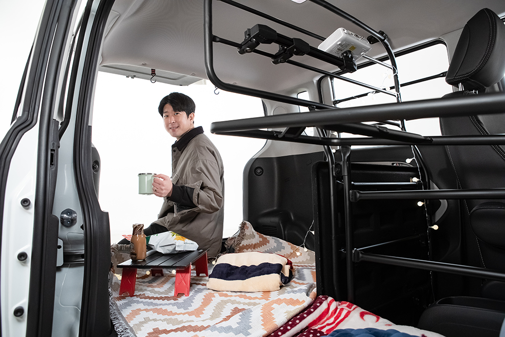 구자문 책임매니저가 레이 1인승 밴 내부에서 포즈를 취하고 있다