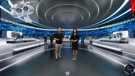 현대위아 디지털 전시장의 부스에 직접 등장해 제품에 대해 설명하는 연구원들의 모습