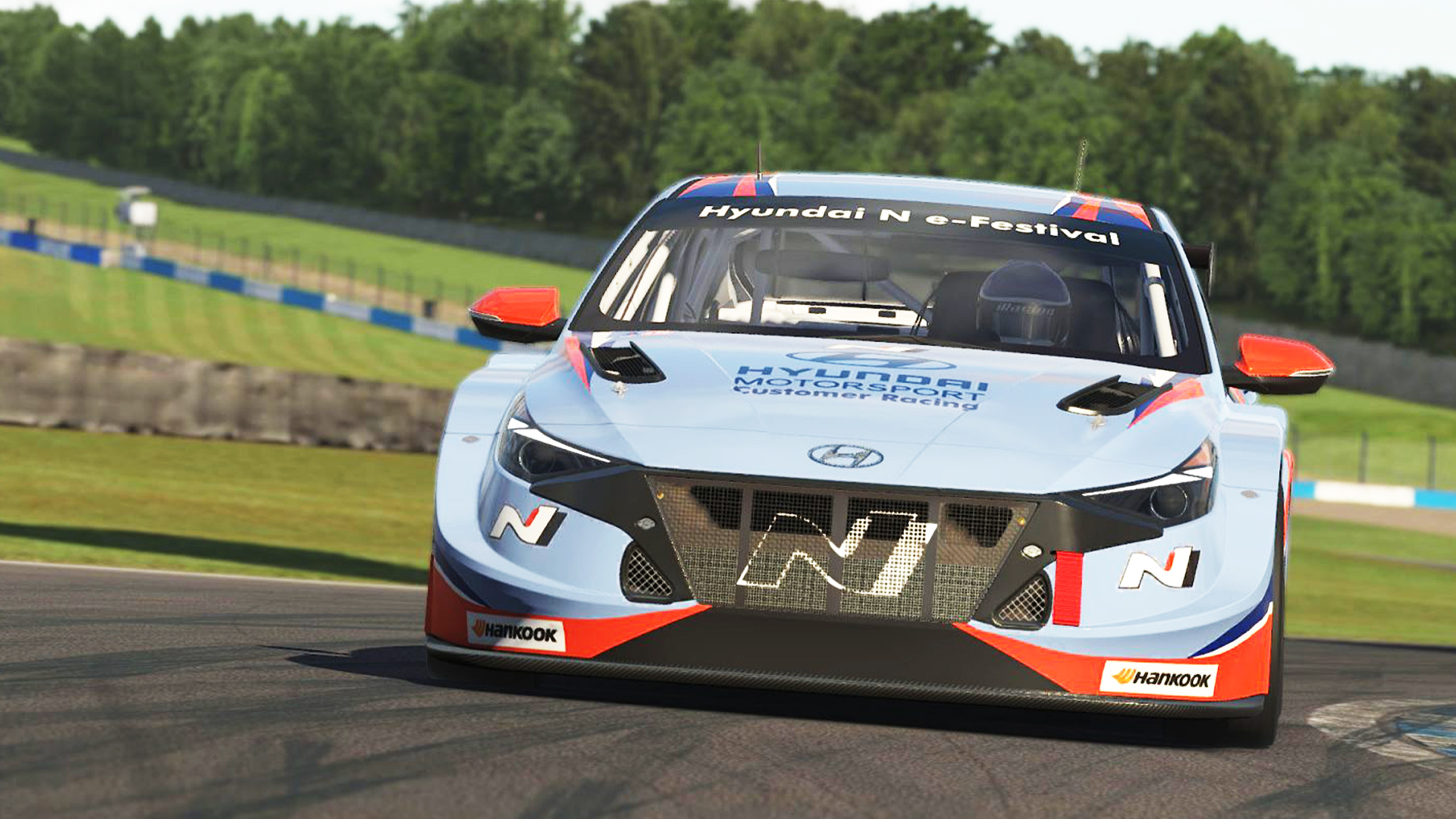 레이싱 시뮬레이션에서 주행 중인 아반떼 N TCR